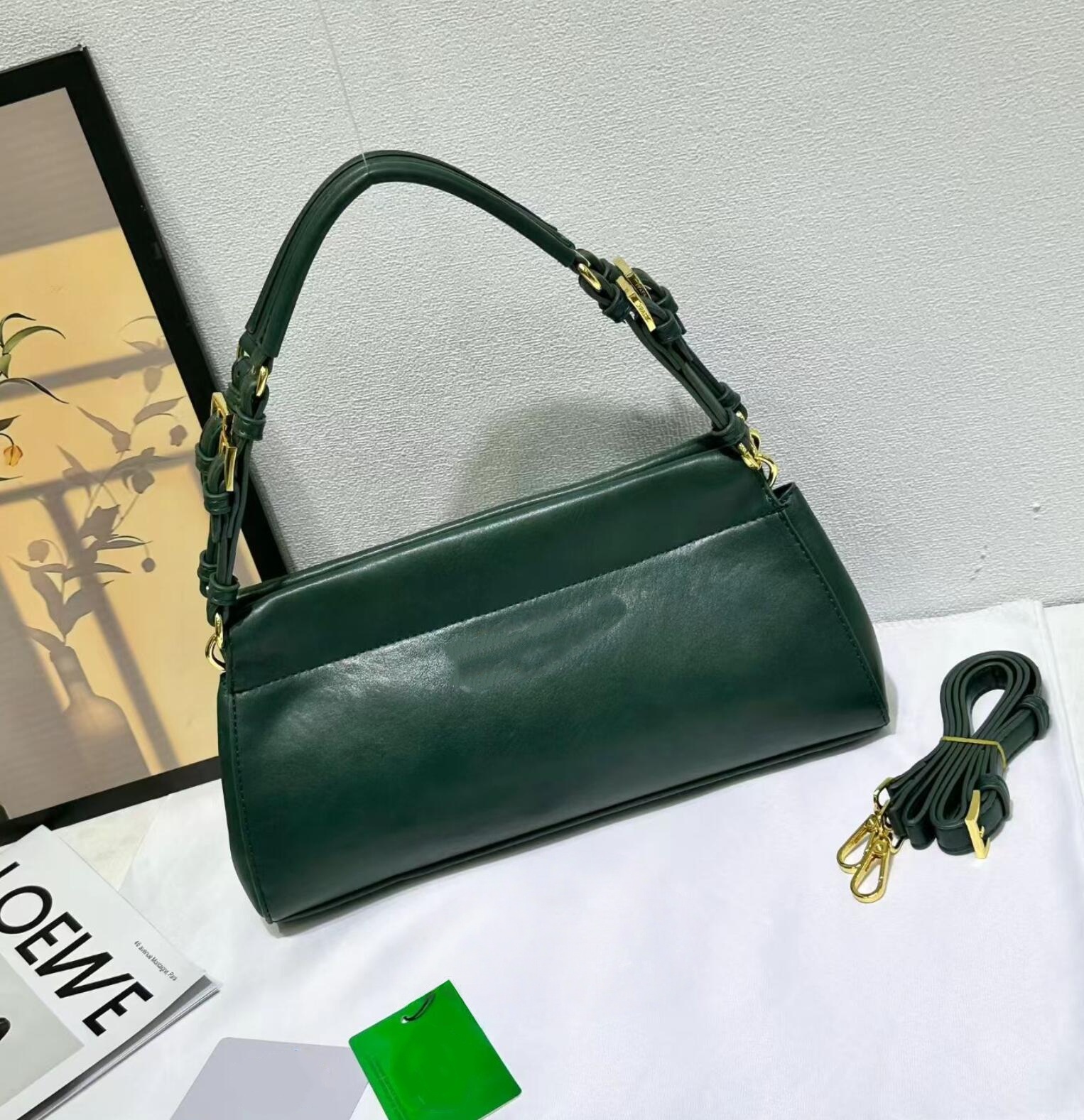 Luxury Chic Dark Brown Leather - Women Bags Prada บทวิจารณ์และราคา