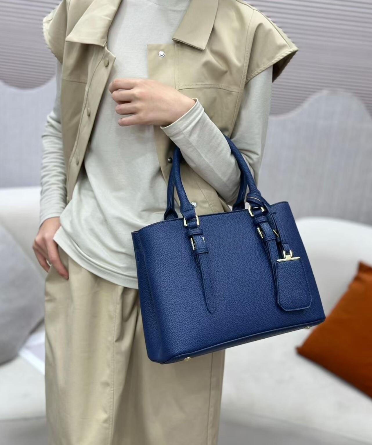 Black Leather Top Handle Tote  - Women Bags Prada บทวิจารณ์และราคา