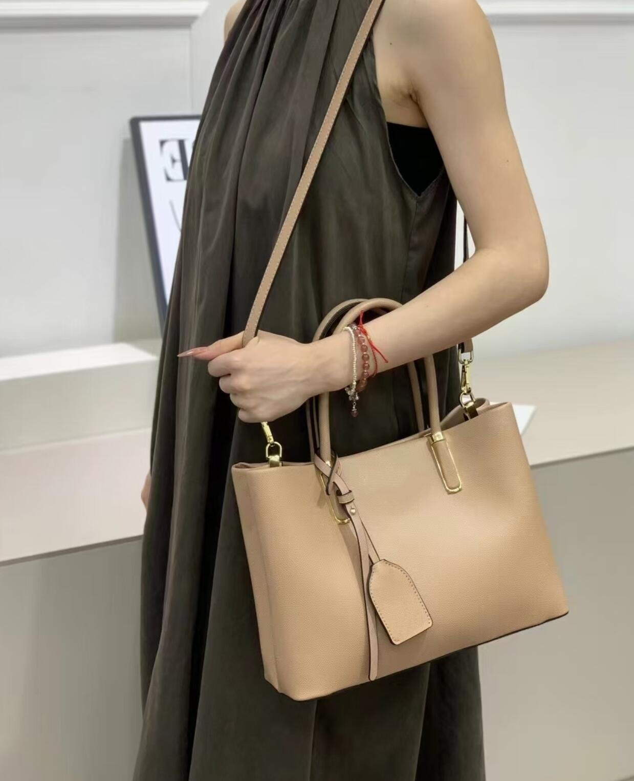 Chic Black Grained Leather Sat - Women Bags Prada บทวิจารณ์และราคา