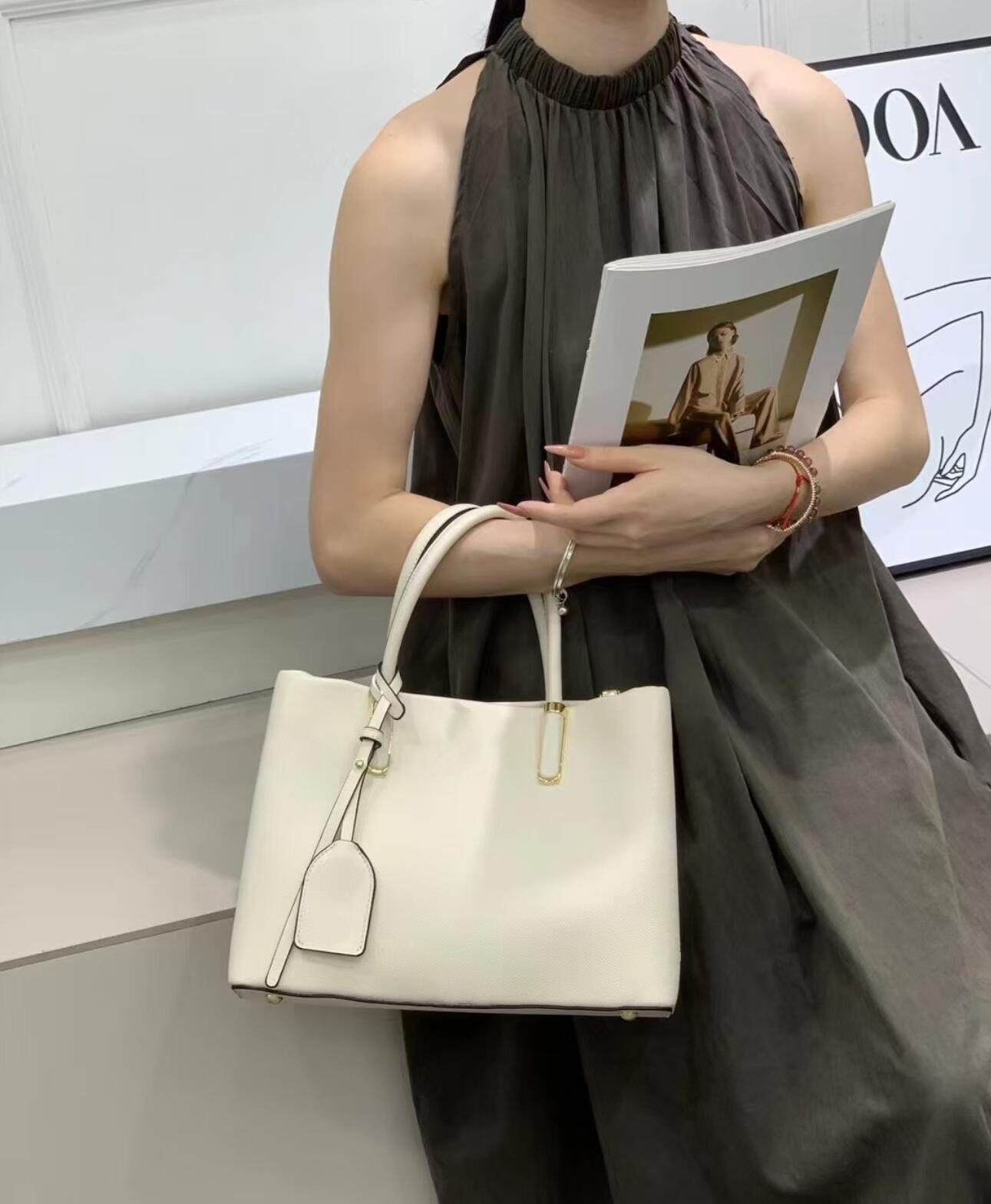 Chic Black Grained Leather Sat - Women Bags Prada บทวิจารณ์และราคา