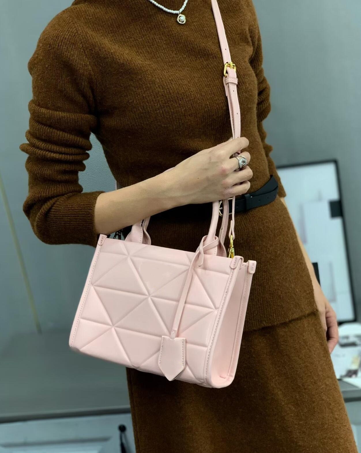 Black Grained Leather Top Hand - Women Bags Prada บทวิจารณ์และราคา