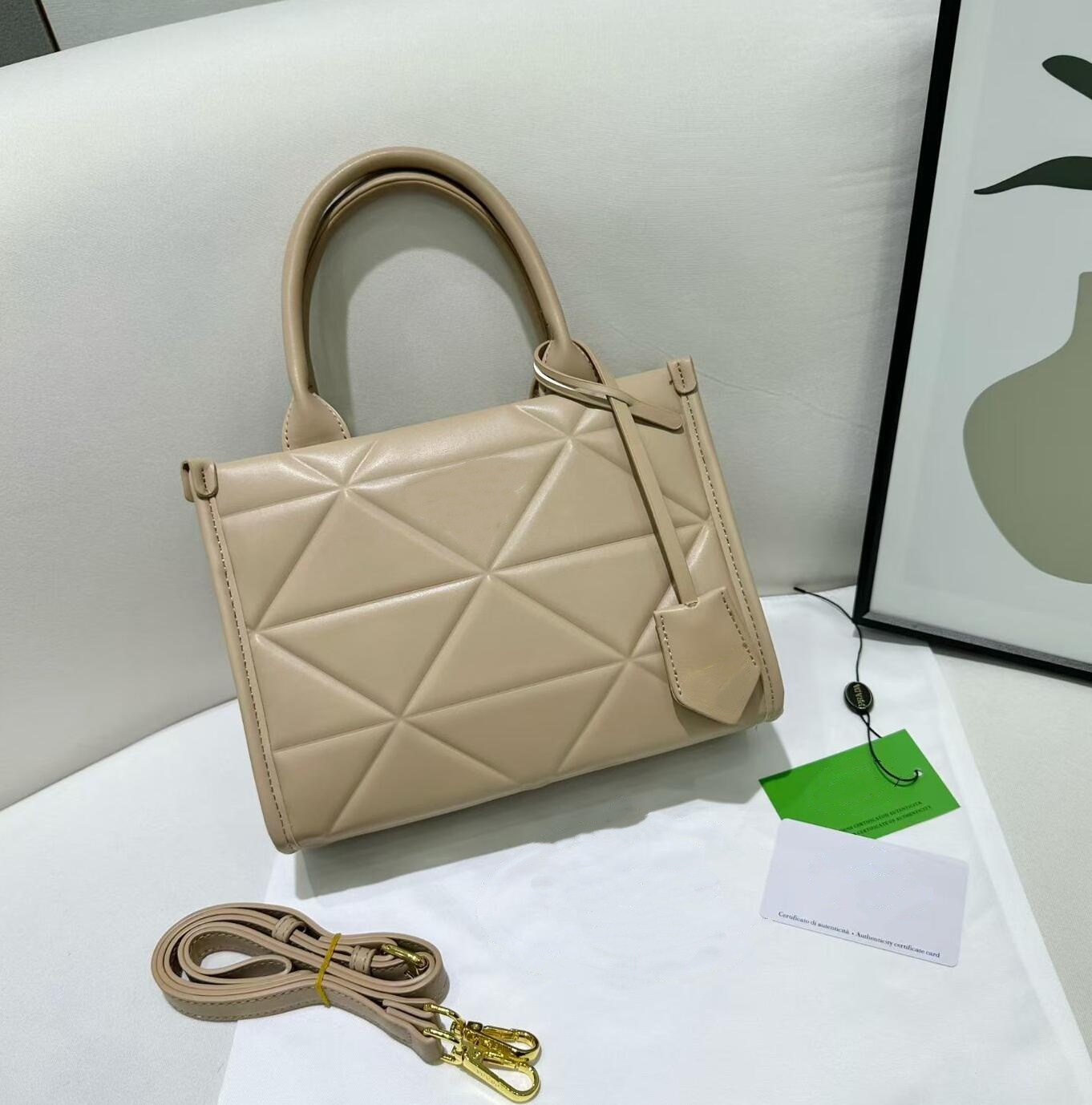 Black Grained Leather Top Hand - Women Bags Prada บทวิจารณ์และราคา
